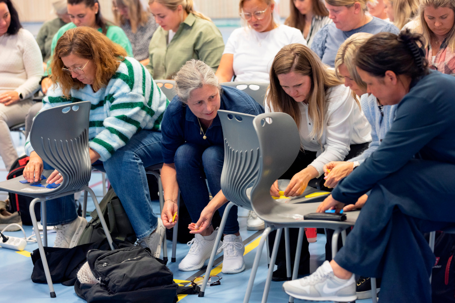 Barnehageansatte i en gymsal