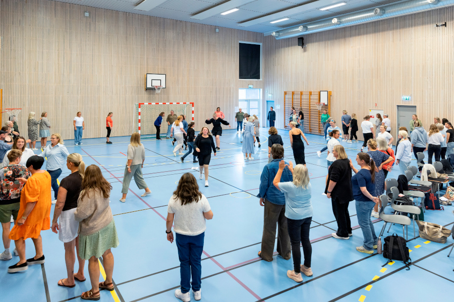 Barnehageansatte i en gymsal