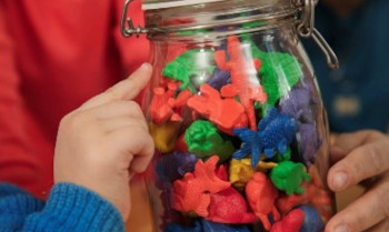 Krukke med plastfigurer