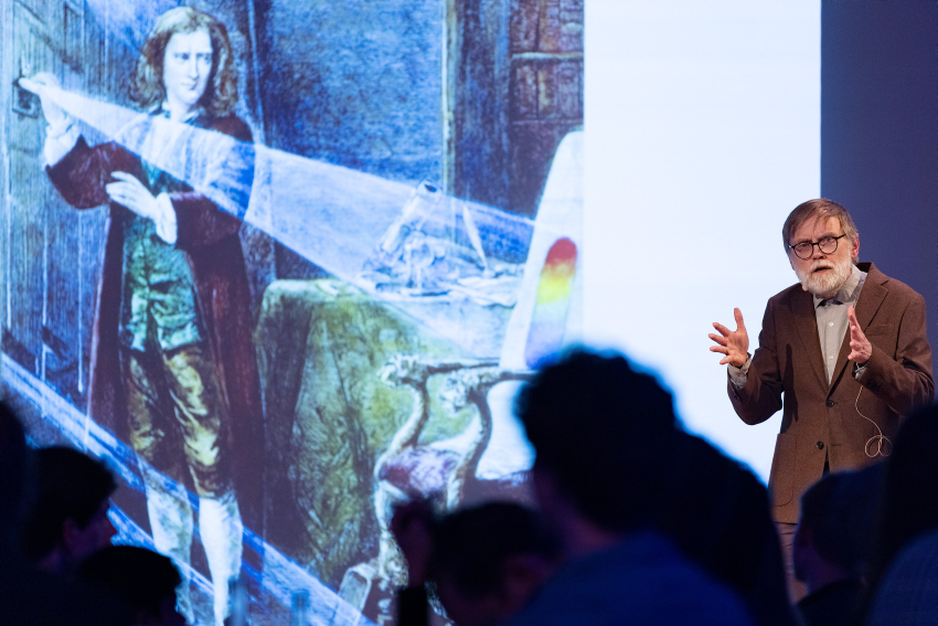 Lars Magne Lundheim på scenen. 