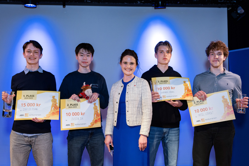 De fire som gjorde det best i Abelkonkurransen, sammen med kunnskapsminister Kari Nessa Nordtun. Fra venstre: Ivar Lee Fevang, Justin Jia, Skomantas Urbonas og Aksel Løvholt.  