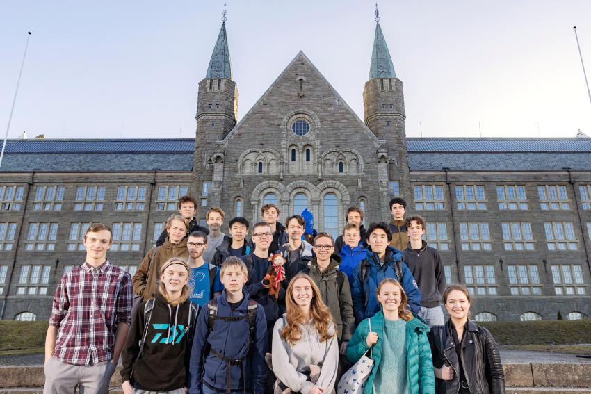 Alle finalistene i Abelkonkurransen utenfor hovedbygningen på NTNU Gløshaugen. 