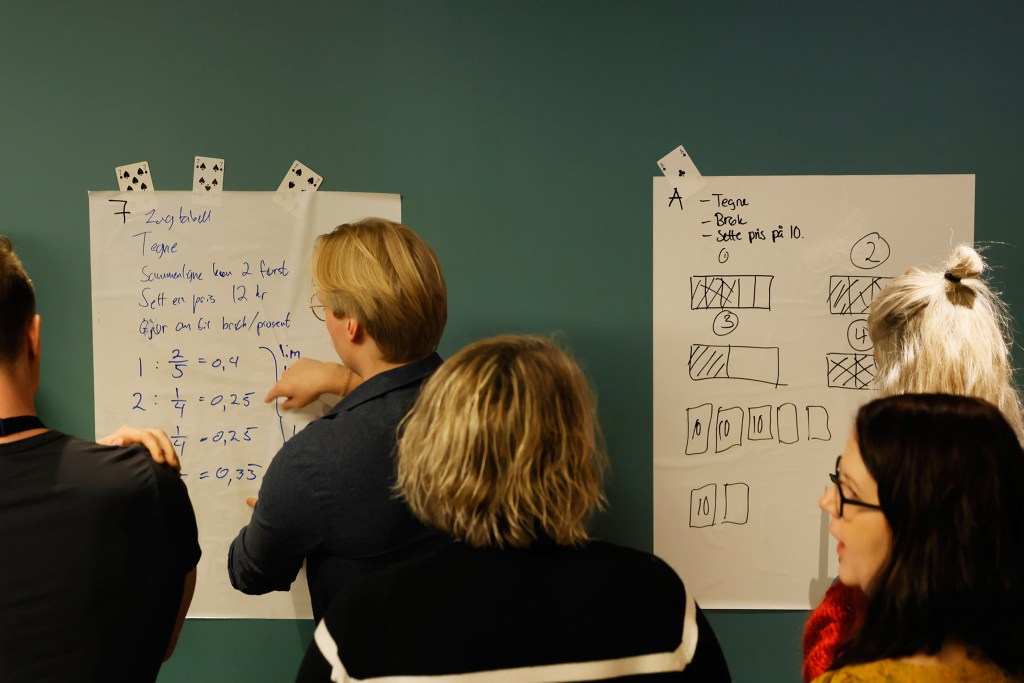 Lærere som jobber på vertikale tavler