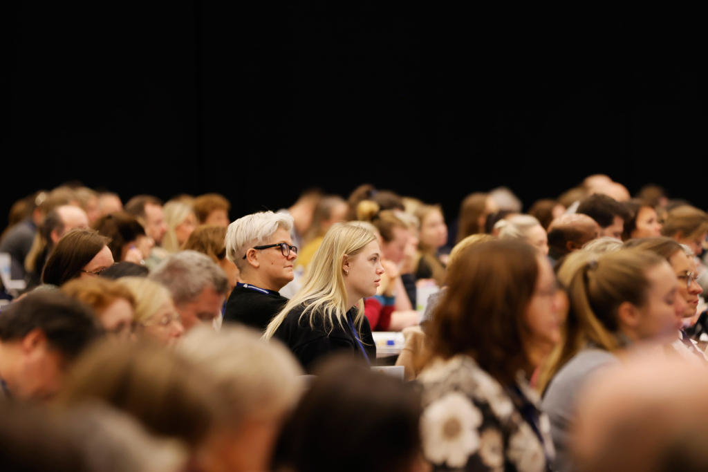 Oversiktsbilde av deltagere på Novemberkonferansen. 