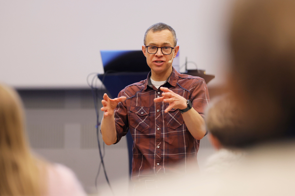 Seán Delaney på scenen.  