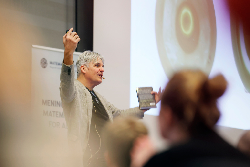 Jon Larsen på scenen under Novemerkonferansen. 