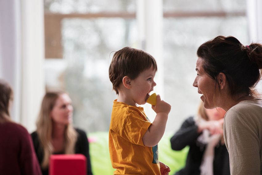 Gutt som bruker ei kjegle som is