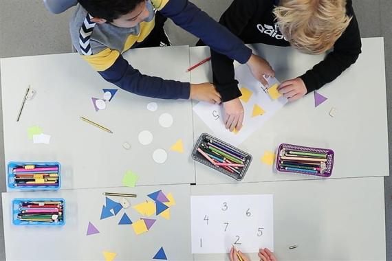Elever som jobber med hopp videre med Kenguru-oppgave, fotografert ovenfra