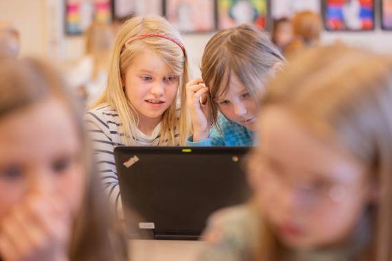 To jenter på ca. 10 år som spiller dataspillet Oppdrag Heureka