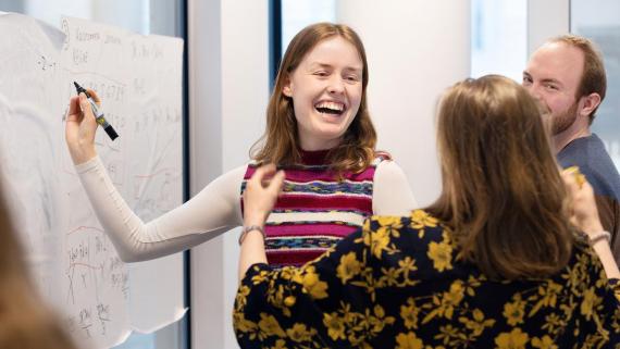 Lærer som skriver på en vertikal tavle