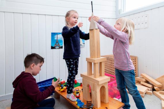 Barn bygger tårn