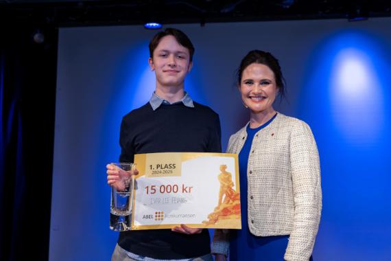 Vinneren Ivar Lee Fevang og Kunnskapsminister Kari Nessa Nordtun