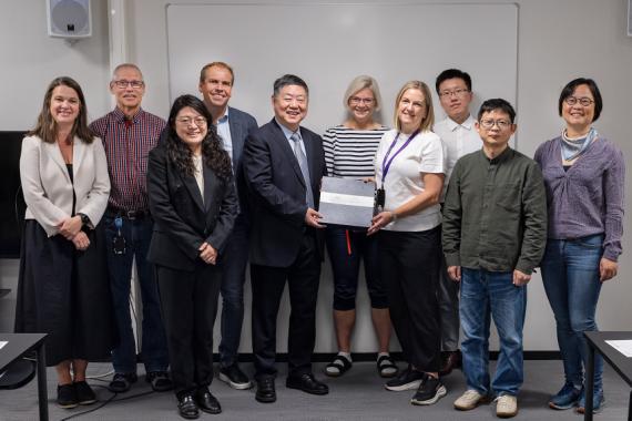 Foto av delegasjonen fra Unesco TEC sammen med ansatte fra ILU og Matematikksenteret