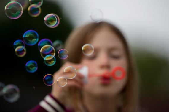 Jente blåser såpebobler