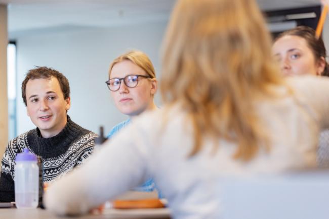 Lærerstudenter som sitter og diskuterer 