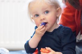 Jente spiser på en leke