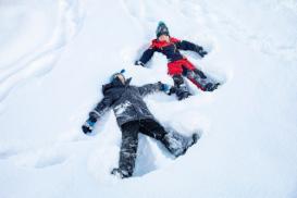 To barn lager snøengler