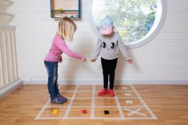 To jenter hopper paradis innendørs