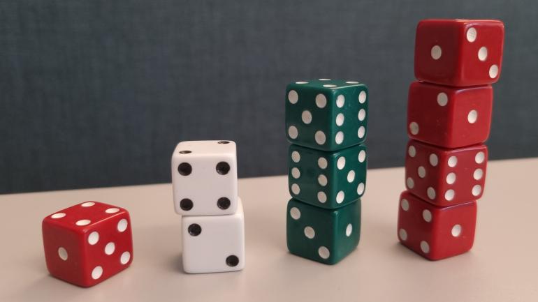 Bilde av fire tårn laget av terninger som er stablet oppå hverandre.