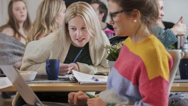 To lærere som sitter sammen og diskuterer 