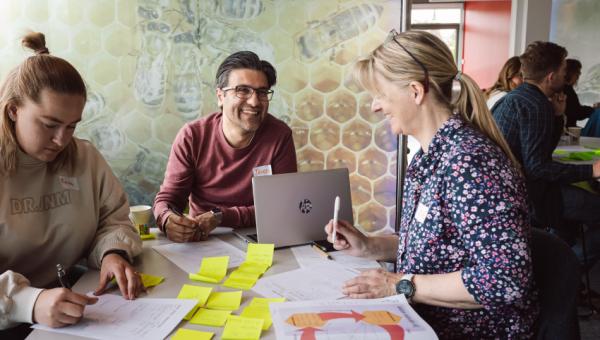 Lærere som sitter ved et bord og samarbeider