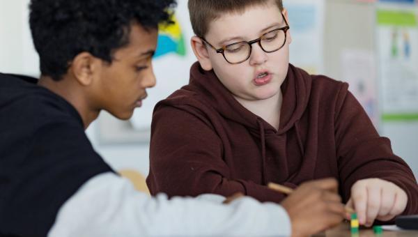 Elever arbeider sammen